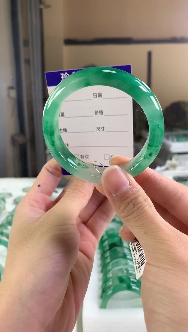 未镶嵌手镯石英质玉（非洲翠）f****️1