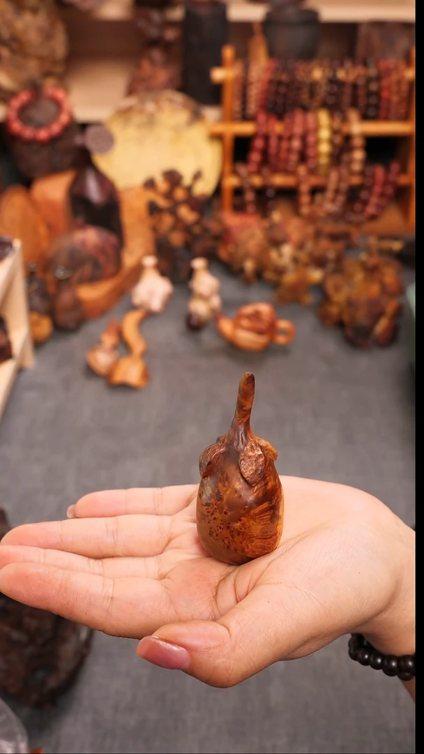 大叶紫檀（黑酸枝木类）风*绿皮刺瘤疤把件茄子