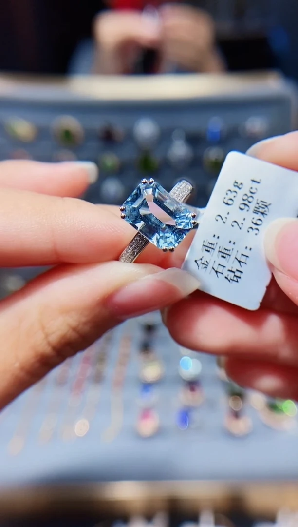 18K金镶嵌戒指海蓝宝石2.98配钻