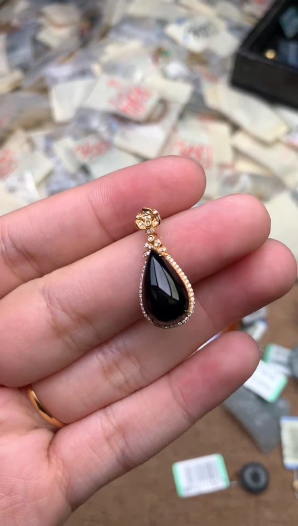 18K金镶嵌挂件翡翠一