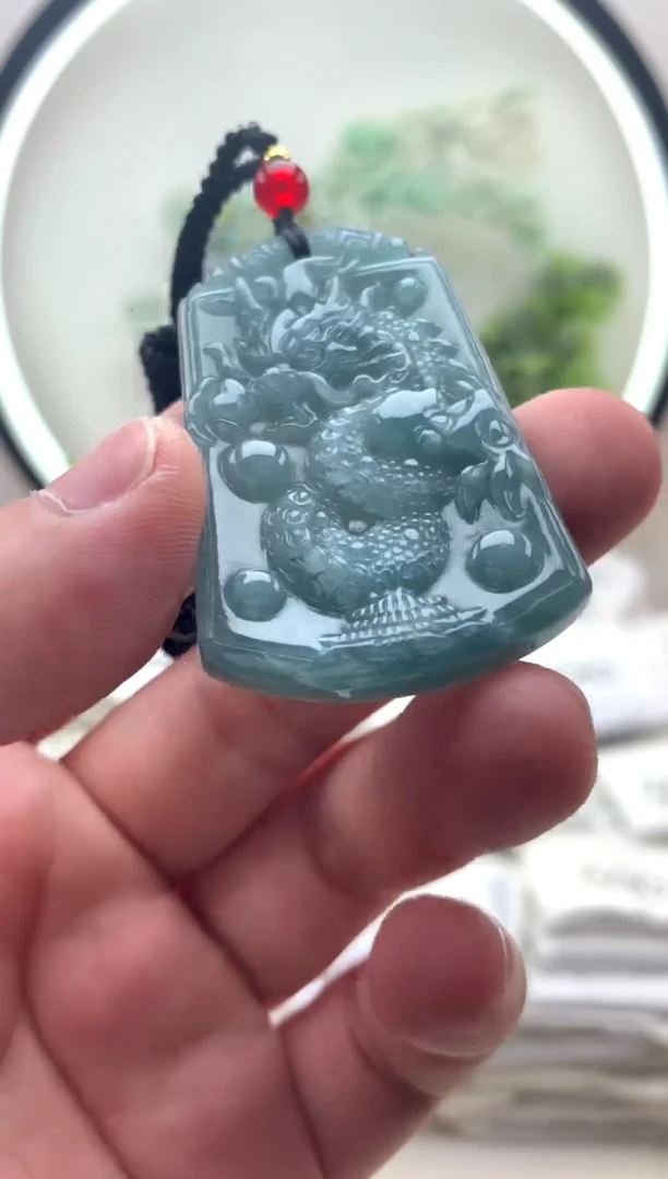 颈饰未镶嵌翡翠龙牌