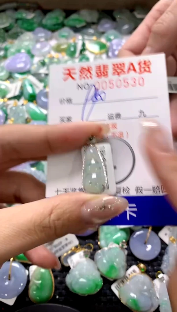 颈饰18K金镶嵌翡翠1111111111111111