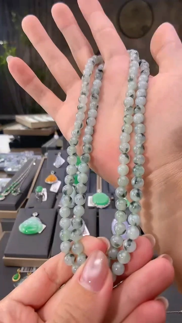 吊坠(不含链)未镶嵌翡翠珠串一条