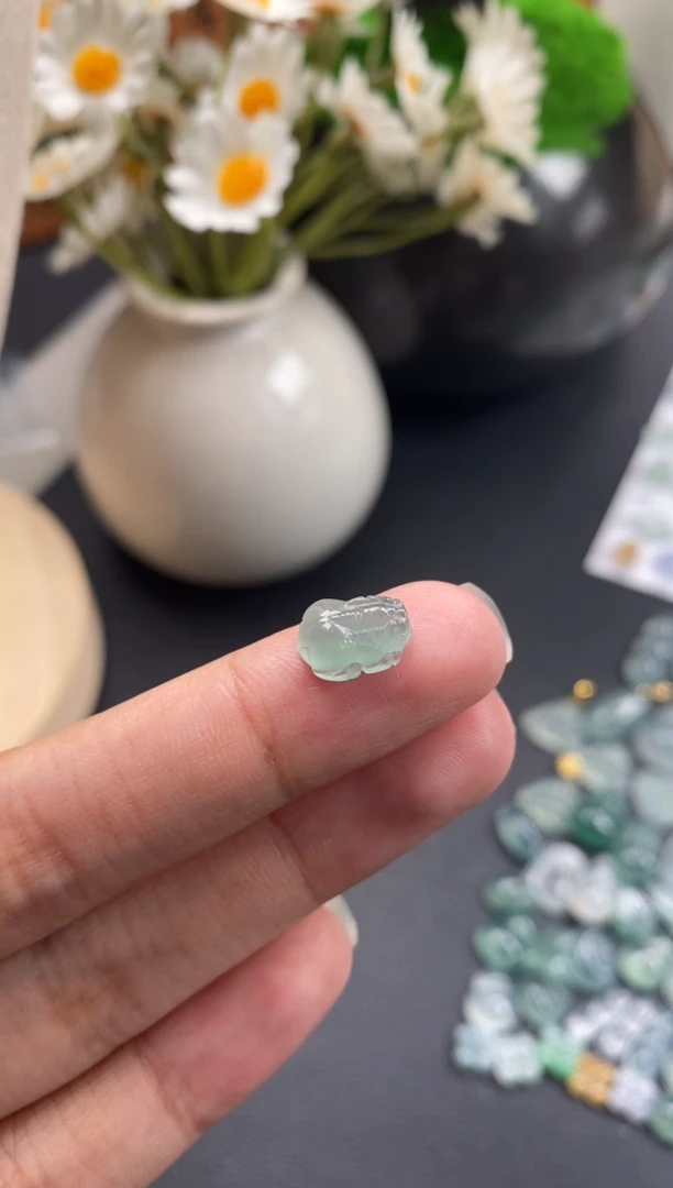 颈饰未镶嵌翡翠冰种裸石