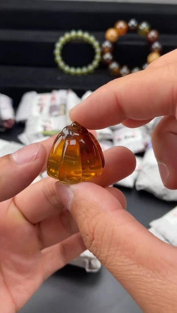 琥珀颈饰未镶嵌金棕珀莲蓬吊坠