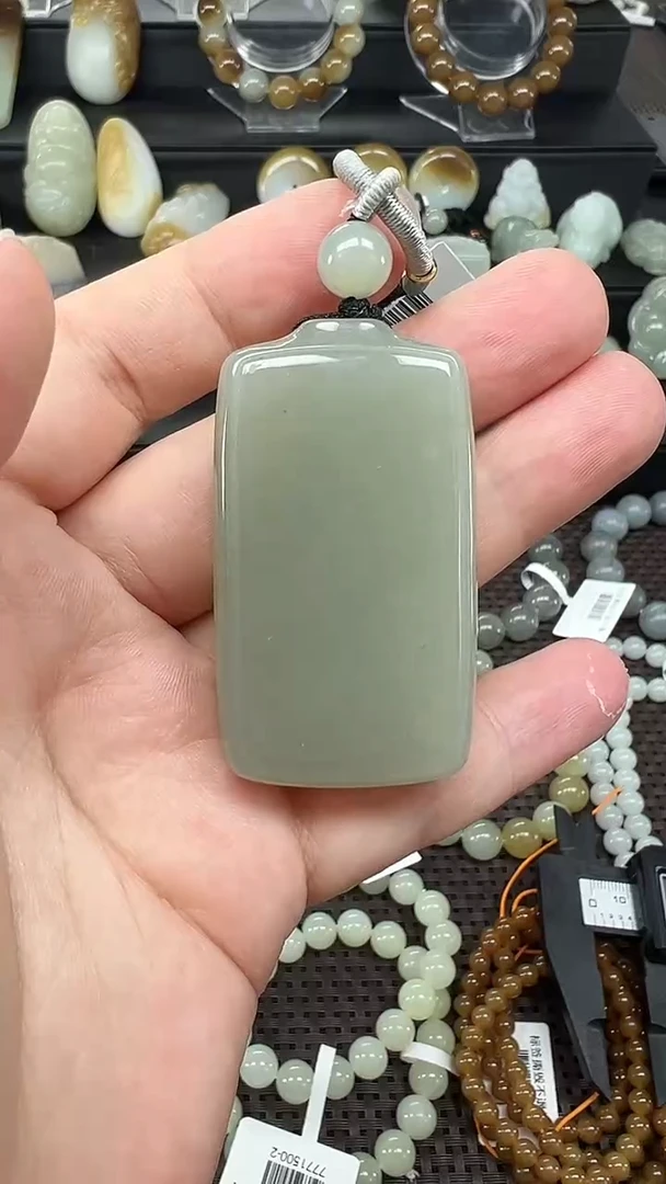 吊坠(赠链)未镶嵌和田玉（青白玉）新疆近矿料高青白  无事牌
