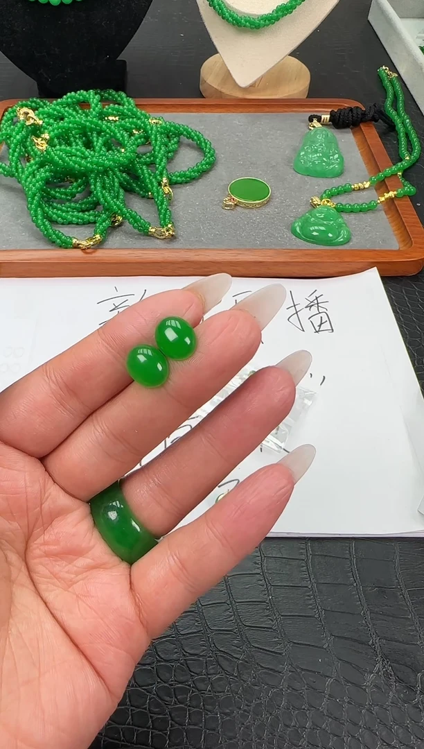 足银镶嵌翡翠耳饰蛋面耳钉