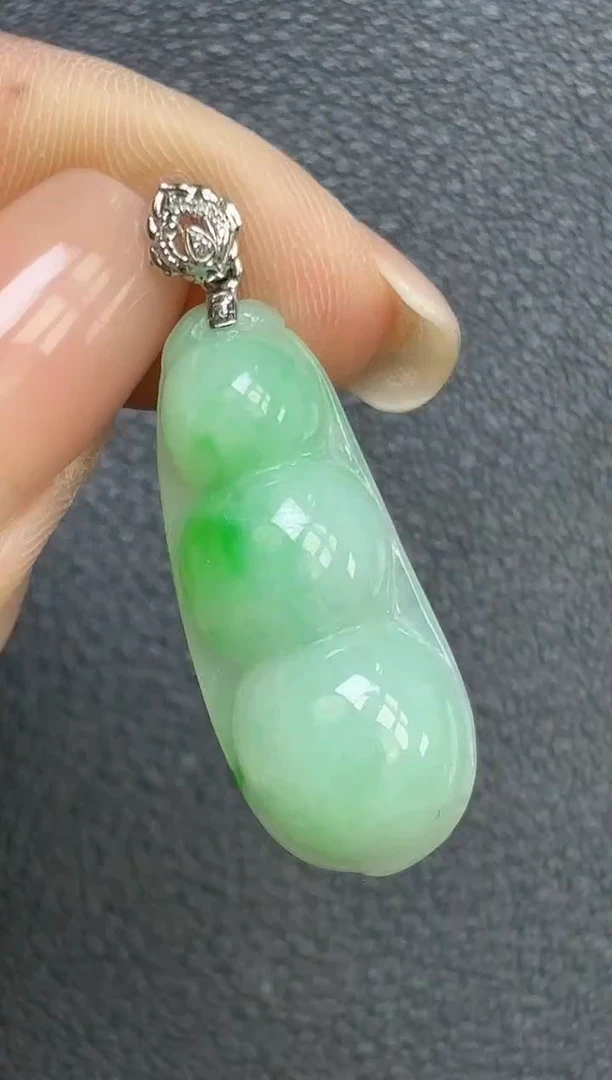 颈饰18K金镶嵌翡翠豆子