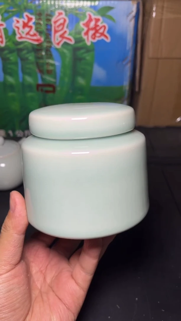 瓷微瑕天青茶叶罐1只