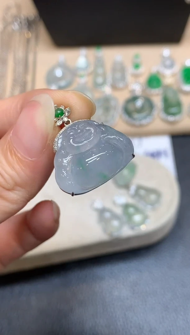 颈饰18K金镶嵌翡翠佛公【无服务费