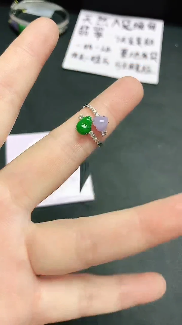 18K金镶嵌戒指翡翠赠礼盒证书