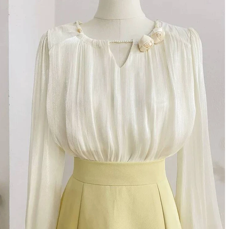 法式温柔珍珠圆领长袖衬衫女春设计感立体花朵灯笼袖雪纺小衫上衣