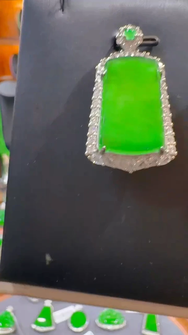 翡翠未镶嵌吊坠(赠链)天然A货翡翠