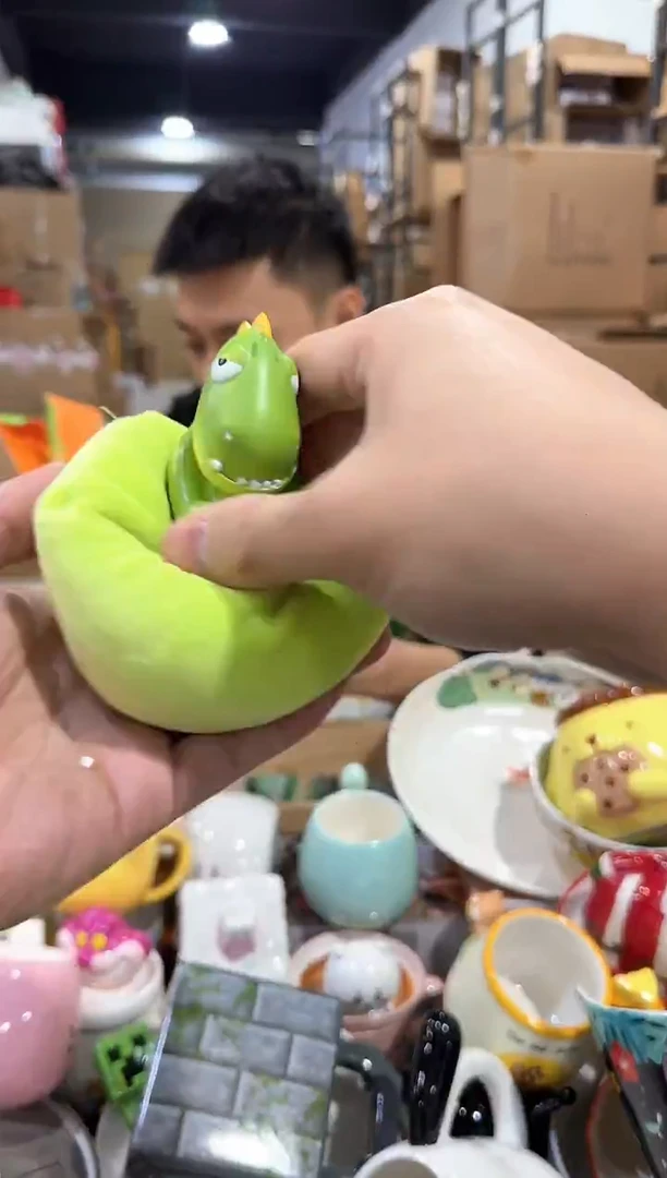 瓷片原盒地包天摆件