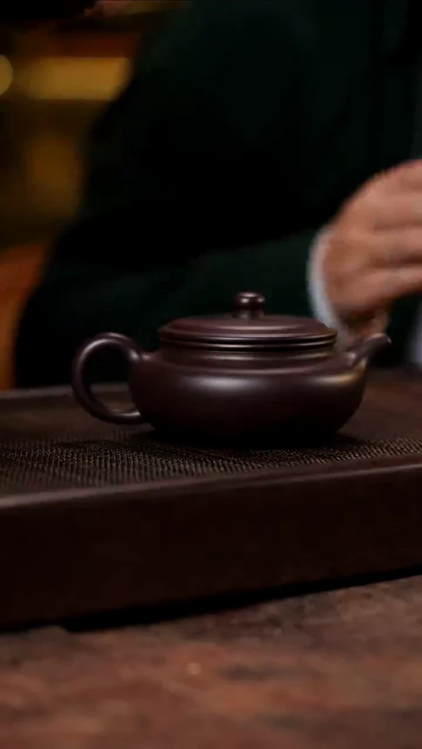 宜兴紫砂紫茄泥扁腹