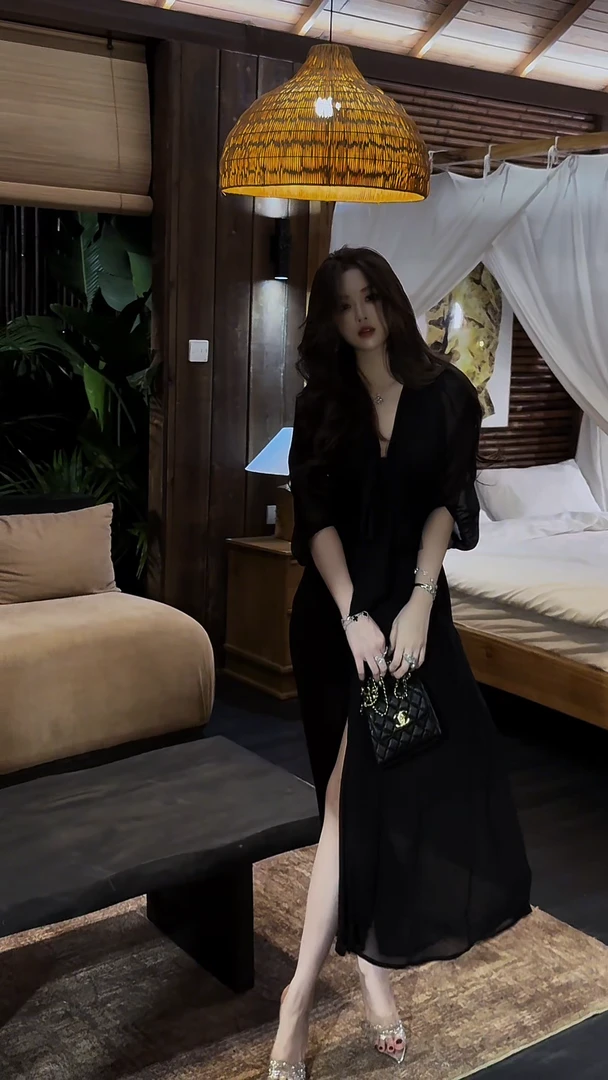 御姐气质赫本风黑色v领连衣裙冷淡系高级感收腰开叉长裙2025新款