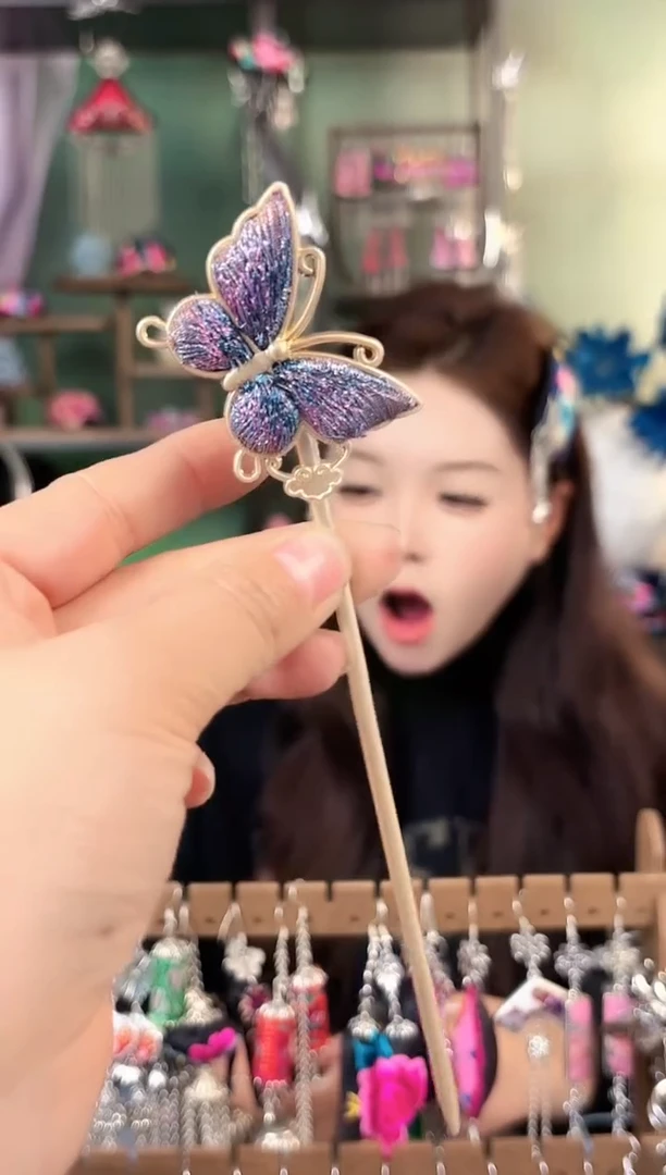 彩云南阁非遗老绣饰品