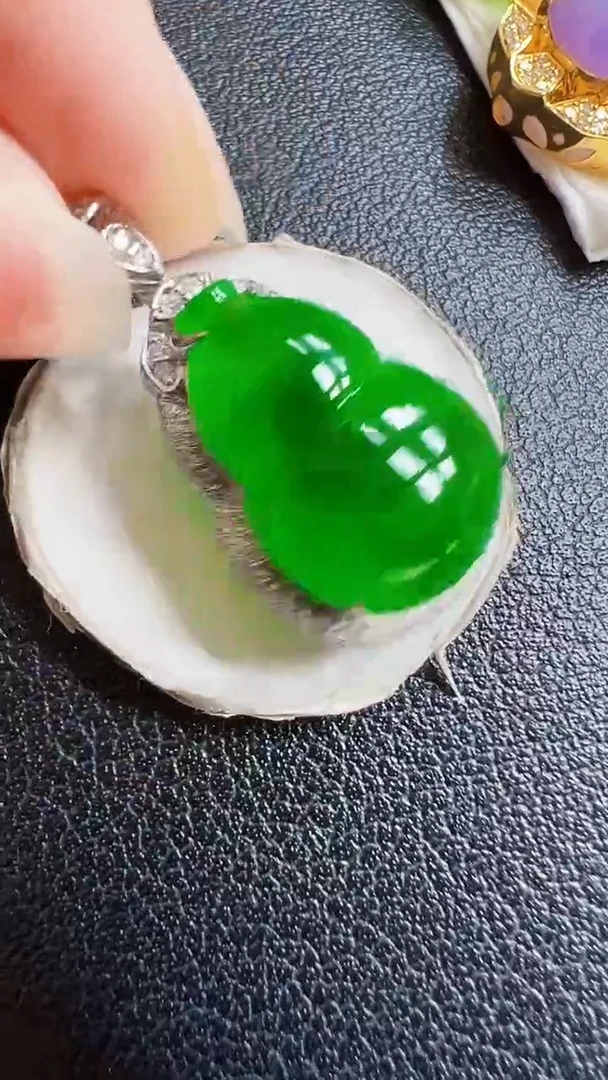 颈饰18K金镶嵌翡翠葫芦