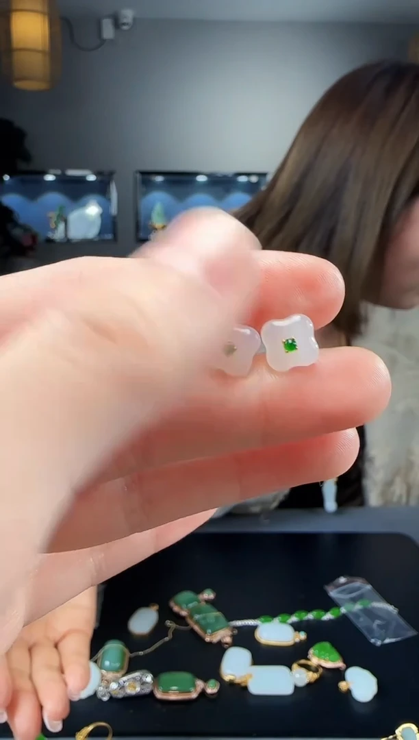 【闪购商品】和田玉耳钉18K金镶嵌1