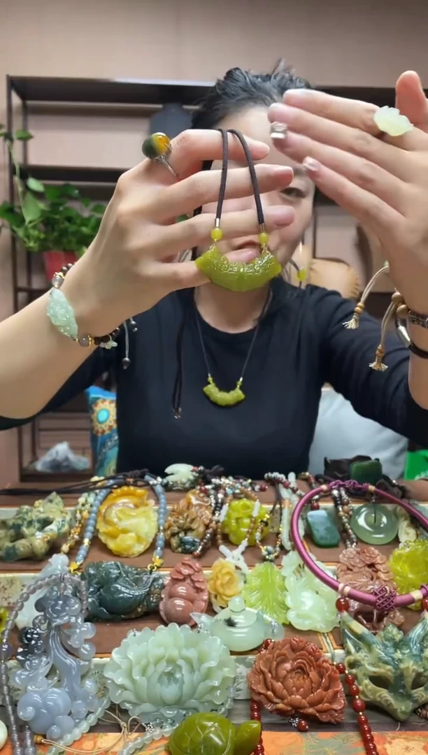 未镶嵌岫玉颈饰多样性发货发其中之一