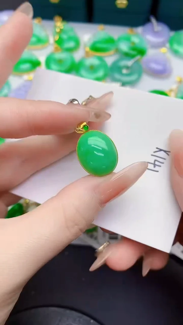 颈饰18K金镶嵌翡翠缅甸天然翡翠A货