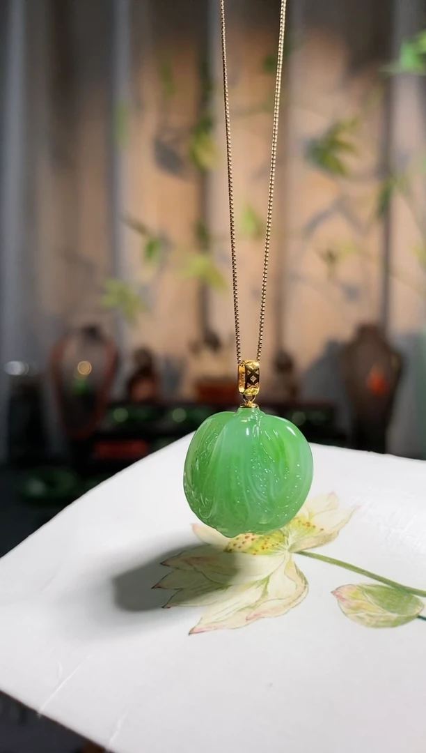 【闪购商品】和田玉颈饰18K金镶嵌，苹果绿白菜（生百财）
