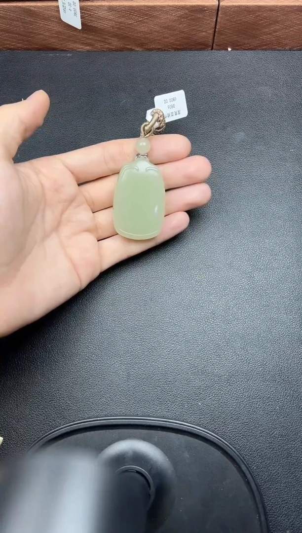 吊坠(赠链)未镶嵌和田玉且末微色差迪克兰一细吊坠