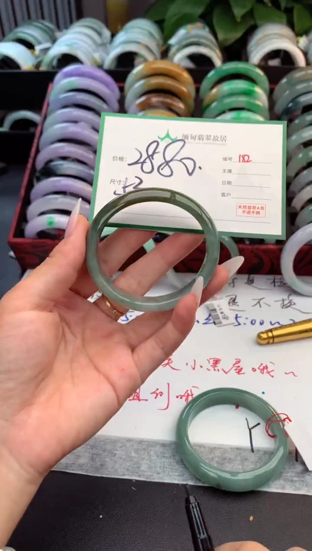 未镶嵌定制翡翠毛货需精细抛光+多人