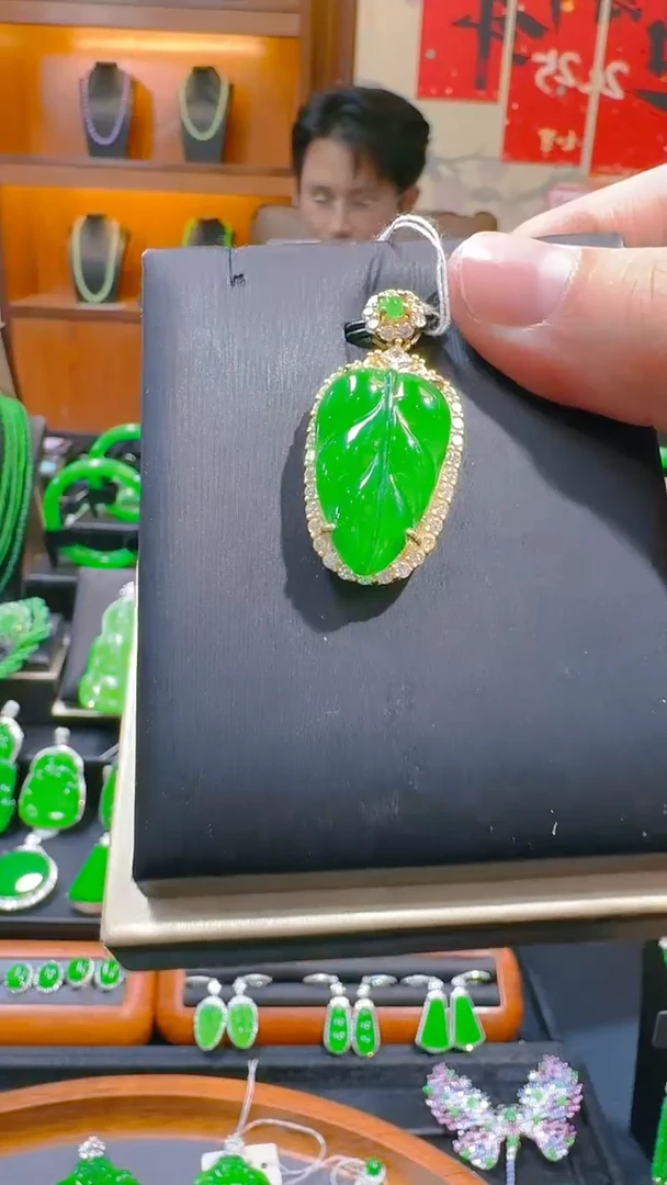 【闪购商品】翡翠吊坠(赠链)银S925镶嵌天然A货翡翠