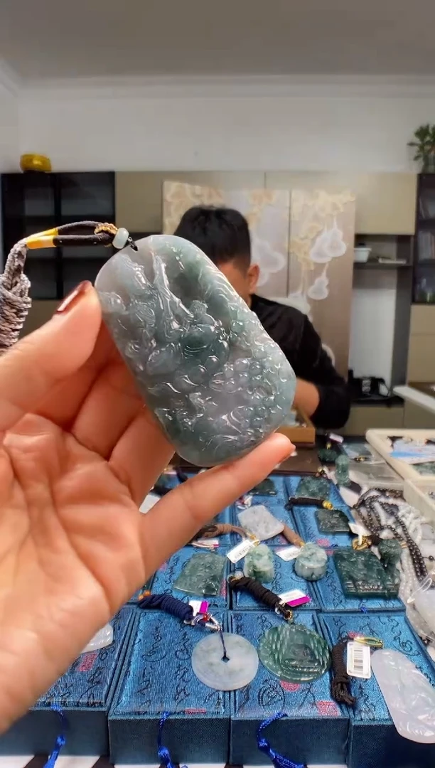 颈饰未镶嵌翡翠   多样性发其一