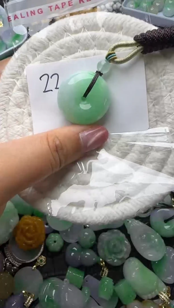 颈饰未镶嵌翡翠天然缅甸翡翠吊坠