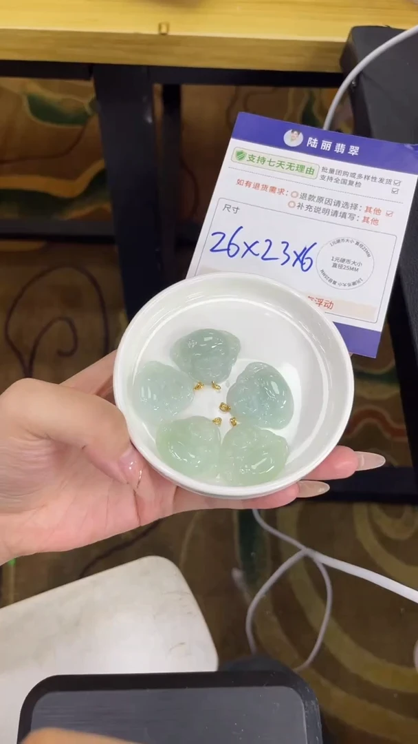 18K金镶嵌挂件翡翠【绿底】佛公多样性发其一CP配绳10