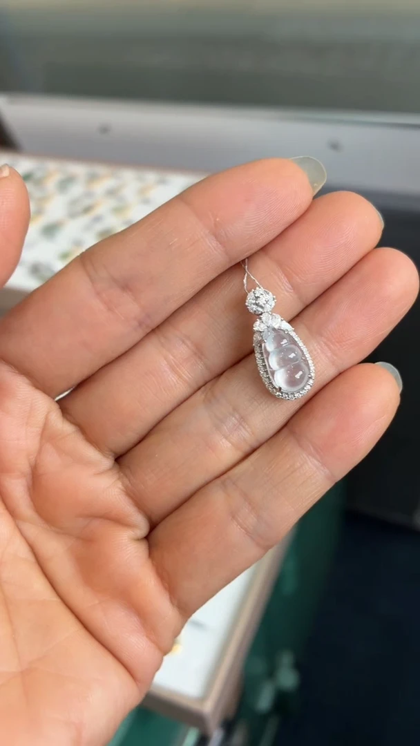 颈饰18K金镶嵌翡翠天然翡翠A货