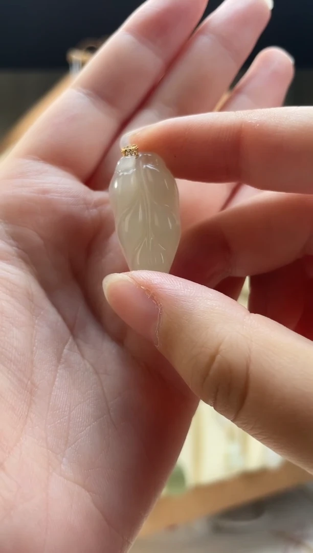 和田玉18K金镶嵌颈饰金枝玉叶挂件