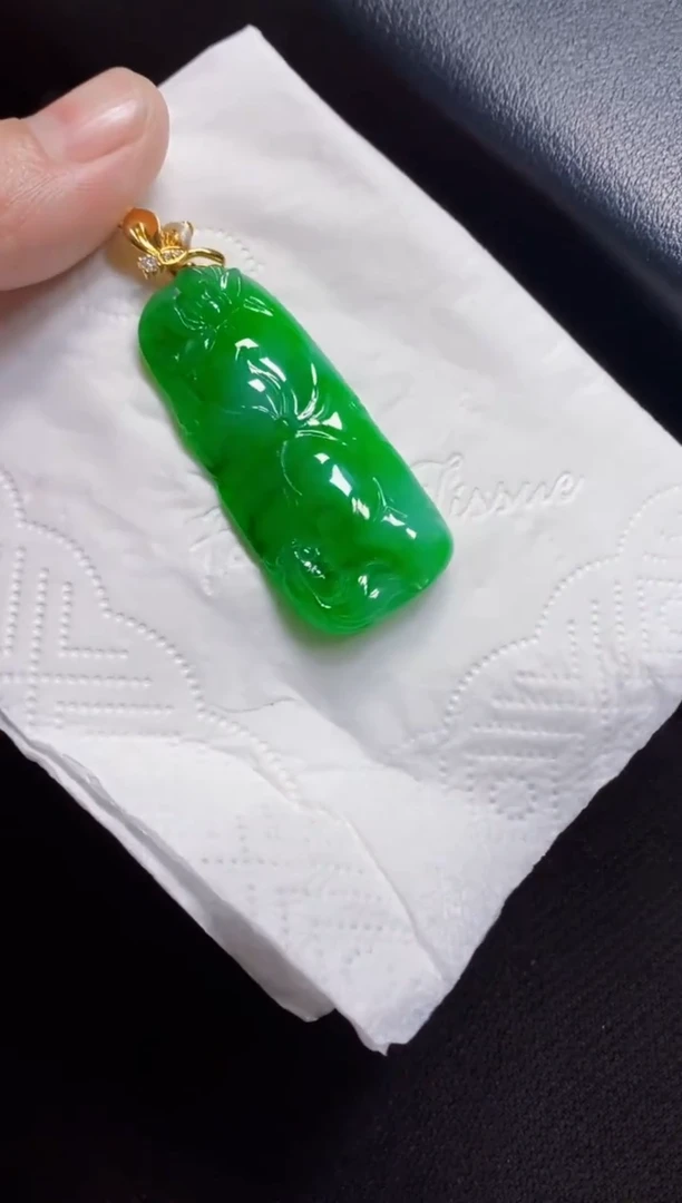颈饰18K金镶嵌翡翠荷叶