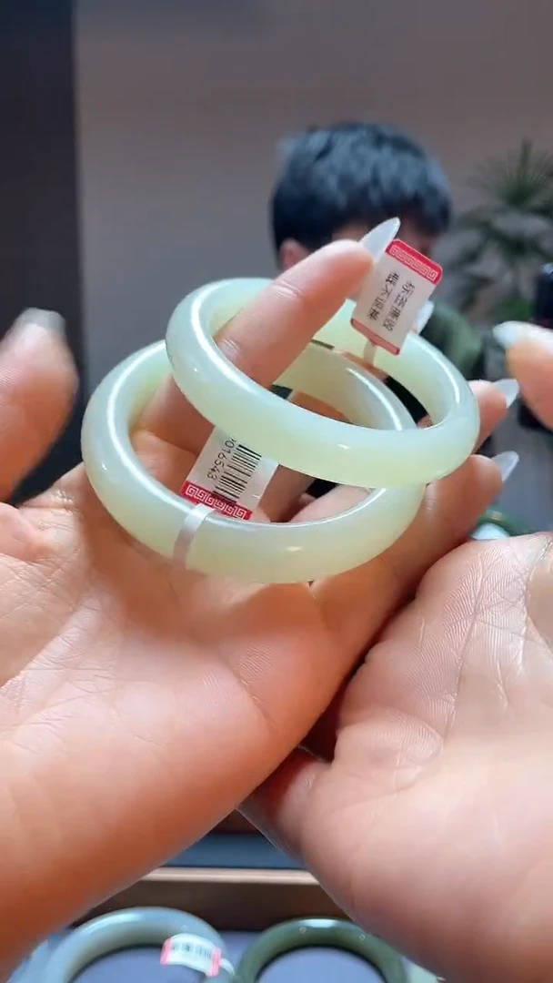 【闪购商品】和田玉手镯未镶嵌黄口54-56多样性发一