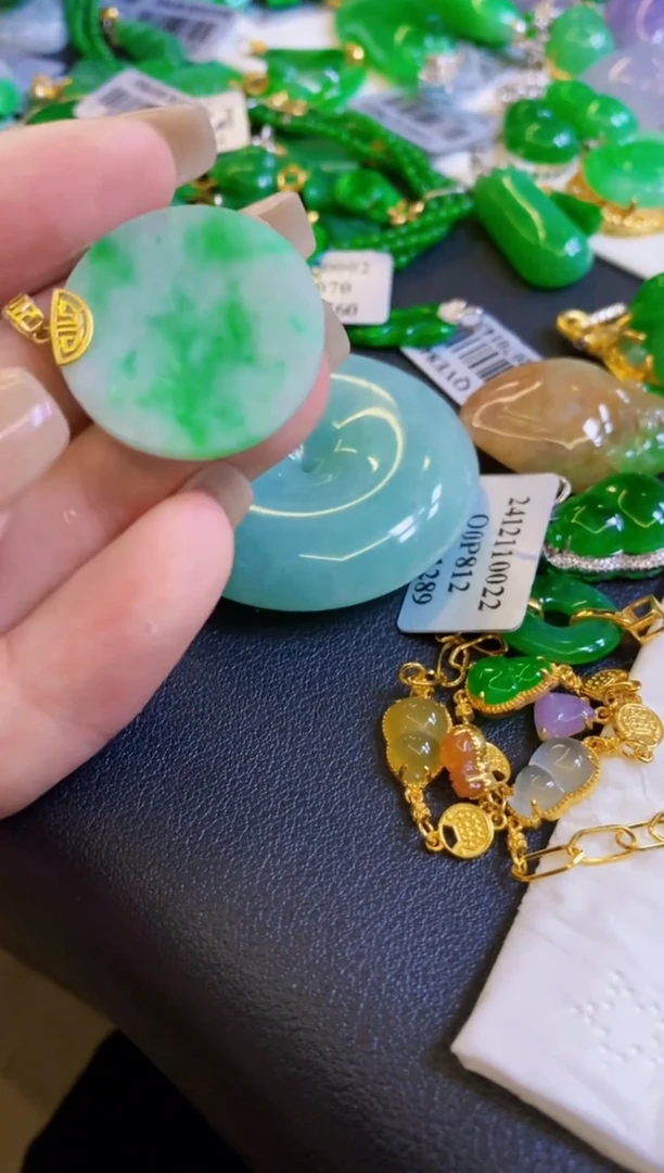 【闪购商品】定制翡翠18K金镶嵌吊坠