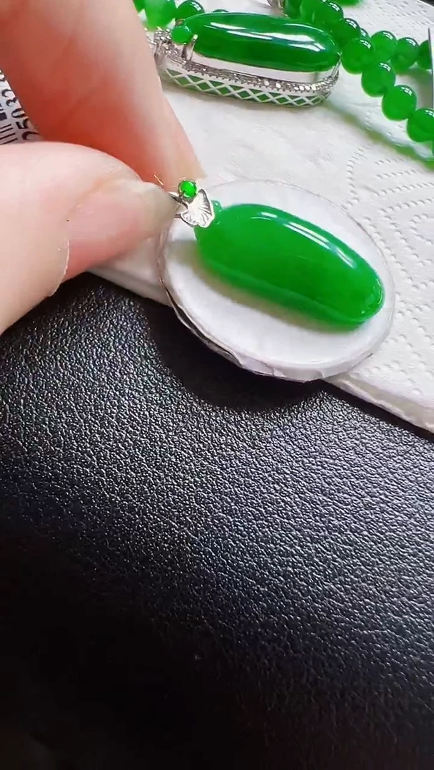 颈饰18K金镶嵌翡翠瓜