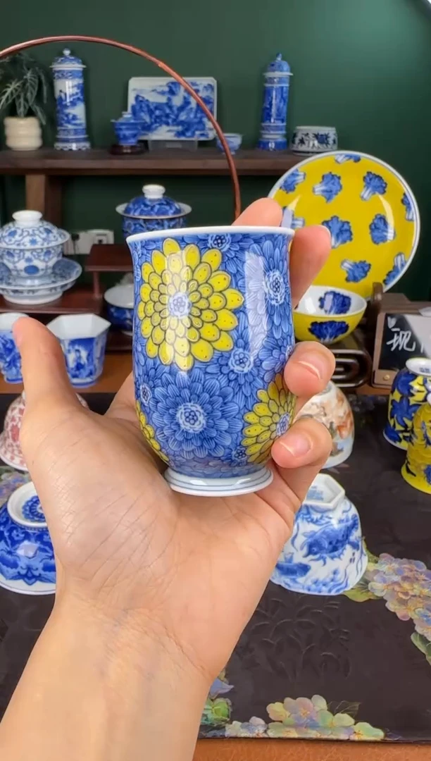 杯水造。  青花黄釉晚香。  玉兰杯