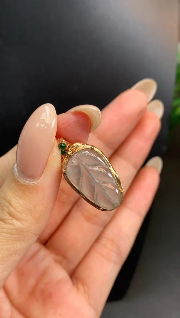 颈饰18K金镶嵌翡翠叶子