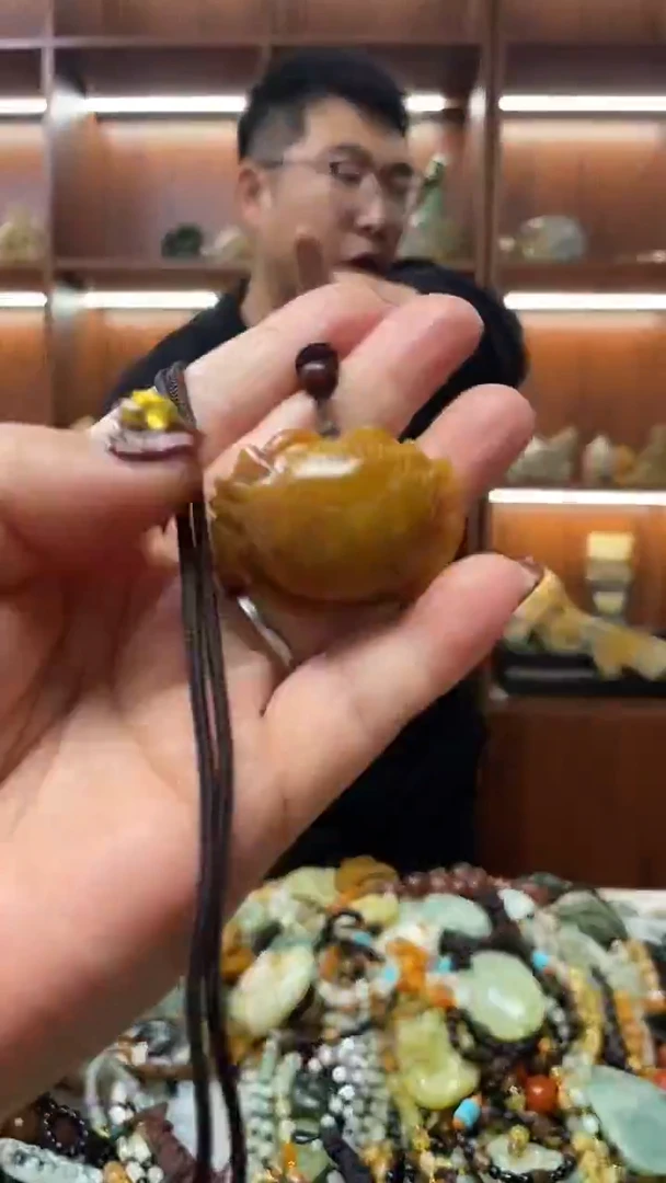 未镶嵌蛇纹石玉吊坠