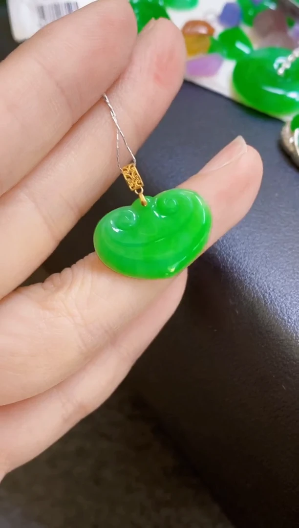 颈饰18K金镶嵌翡翠如意