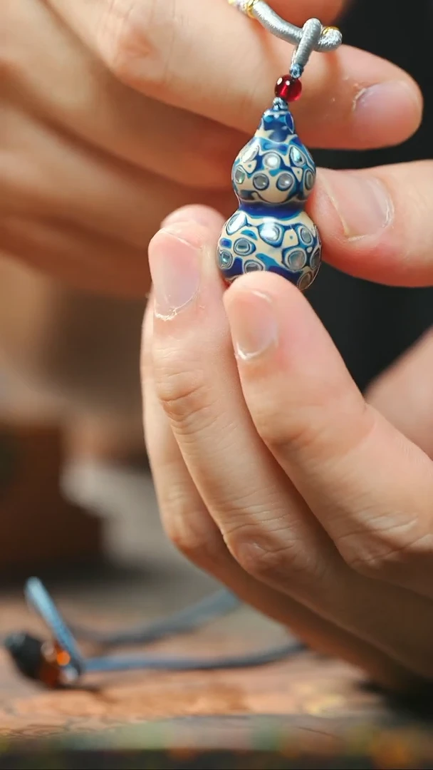 蓝白大漆紫光檀螺钿小脖挂