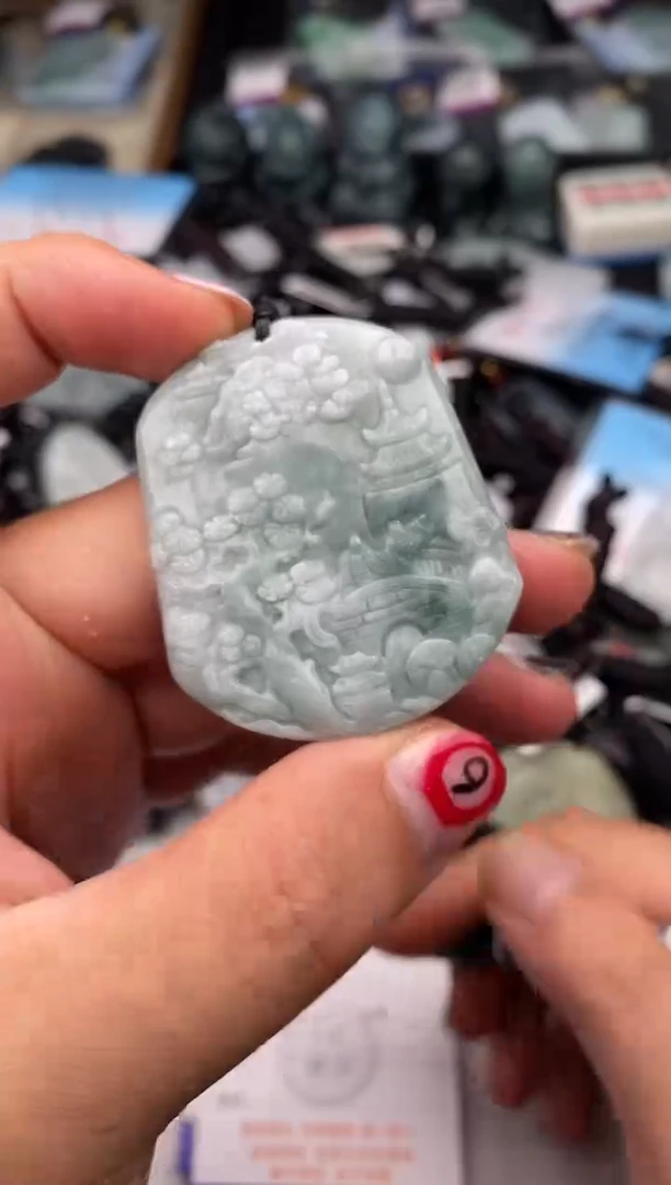 翡翠未镶嵌颈饰多样性发其一
