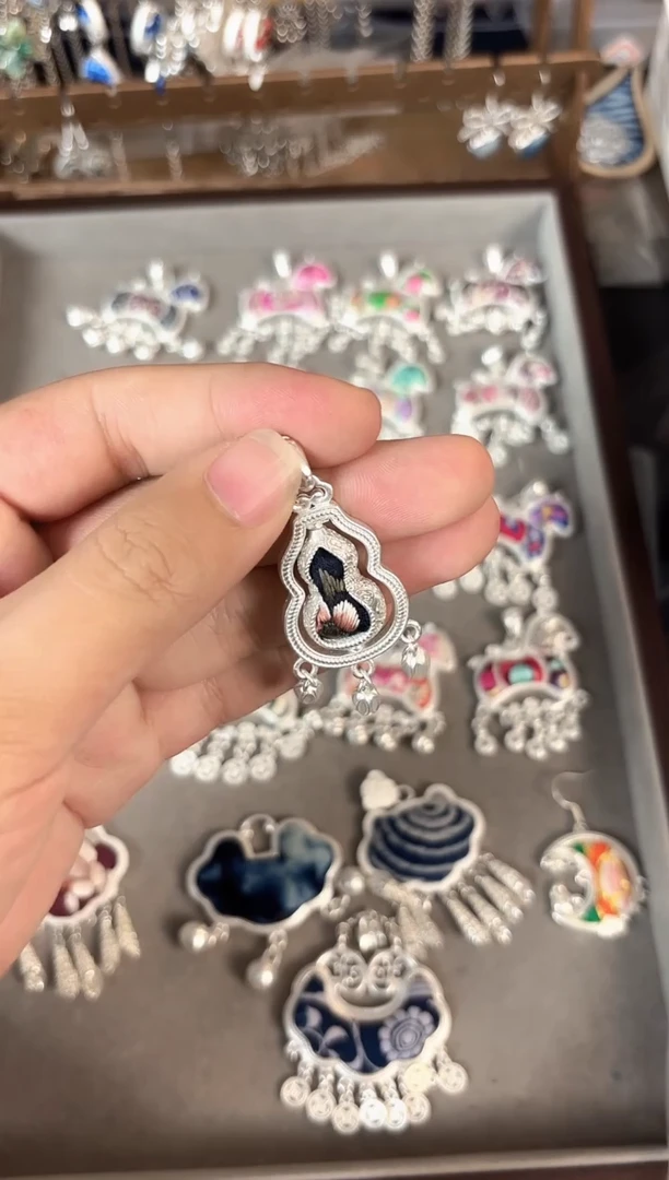 彩云南阁非遗老绣苗银饰品556