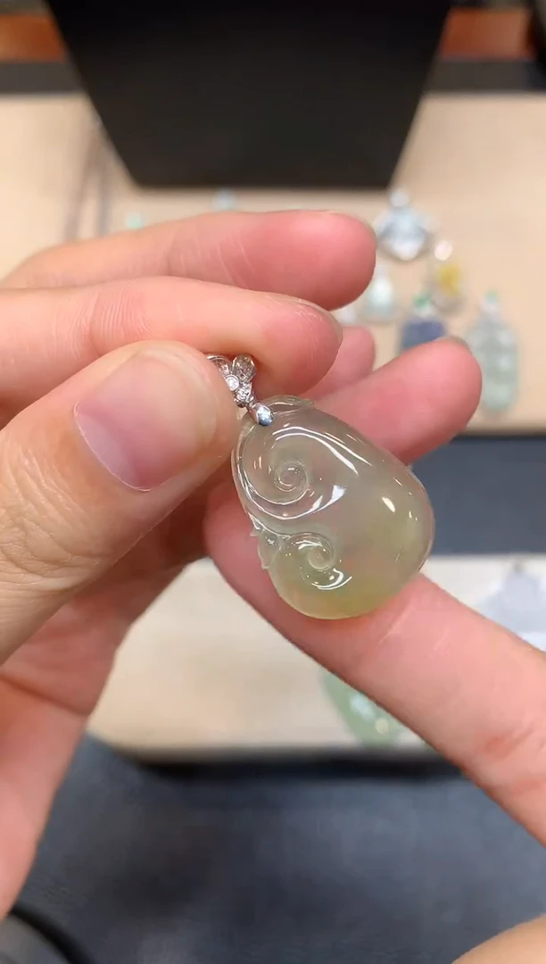 颈饰18K金镶嵌翡翠如意【无服务费