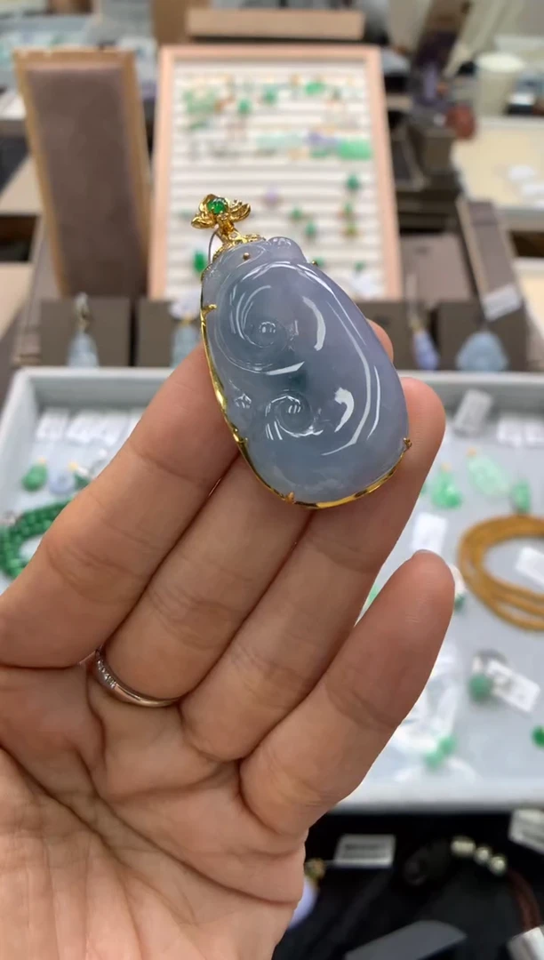 颈饰18K金镶嵌翡翠如意