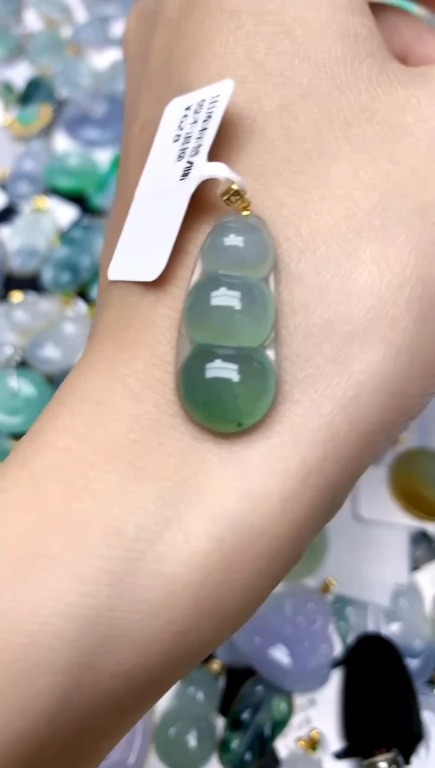 颈饰18K金镶嵌翡翠天然A货翡翠