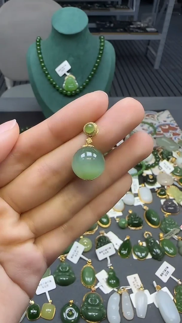 18K金镶嵌和田玉挂件1