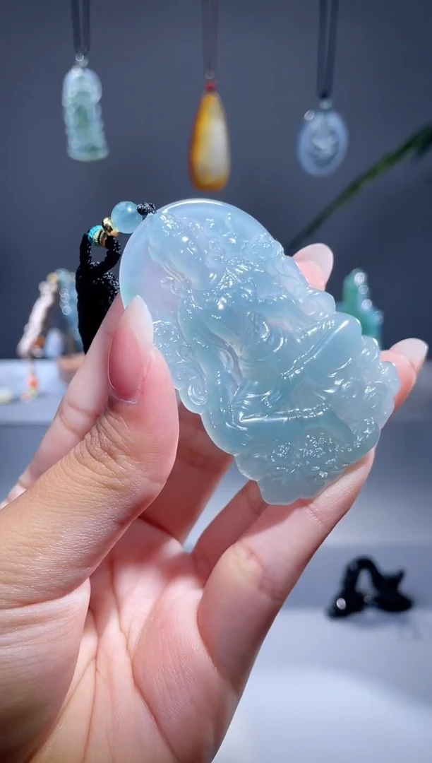 翡翠未镶嵌颈饰度母